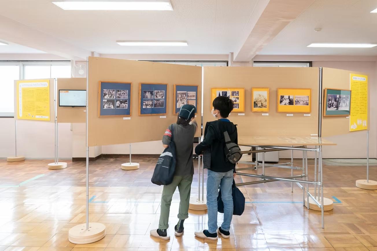 展示会場を見る来場者